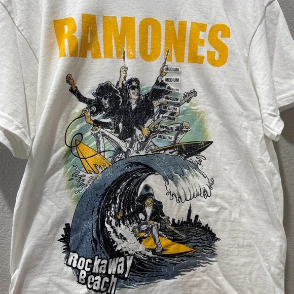 NWOT Ramones Graphic Band Tee - Medium - Surfing Punk Rock Design - Picture 4 of 4